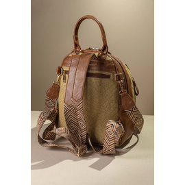 Μεσαίο Backpack με Πολλά Τσεπάκια και υφή Ψάθας